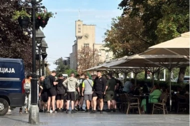 NAPETO NA TRGU REPUBLIKE: Navijači Seltika u velikom broju, tu je i policija (FOTO)
