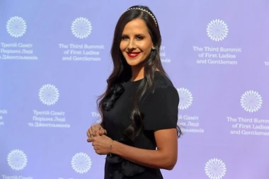 TAMARA VUČIĆ rame uz rame sa MELANIJOM TRAMP: Obe zasijale u belom, ali Srpkinja je ipak ukrala svu pažnju! (VIDEO)