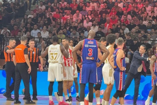 PLAVŠIĆ ŽELEO DA UZME LOPTU KOŠARKAŠU CSKA, PA NASTALA GUŽVA: Zakuvalo se na VTB superkupu, svi su potrčali da ih razdvoje! (VIDEO)
