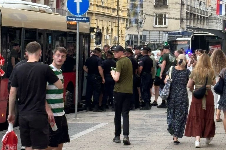 NAVIJAČI SELTIKA PRAVILI ŠOU U BEOGRADU: Tresli se autobusi od skakanja, evo tbog čega žure ka Marakani! (VIDEO)