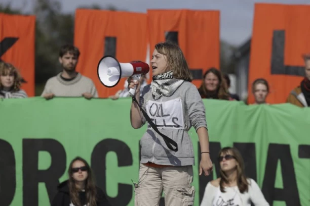 UHAPŠENA GRETA TUNBERG! Nosila transparent koji NIKAKO nije smela da ima u rukama