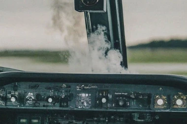 DRAMA NA DUBROVAČKOM AERODROMU! Hitno evakusani svi putnici iz aviona! GUST DIM NA SVE STRANE!