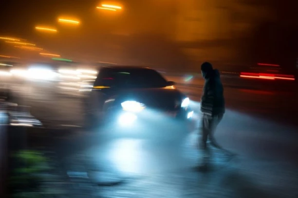 MLADIĆ (25) POKUŠAO DA UBIJE VRŠNJAKA! Automobilom se zaleteo na njega!