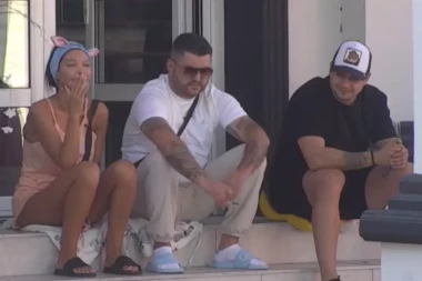 ASMIN PRATI MAJU MARINKOVIĆ U STOPU, OVAJ POTEZ ĆE RAZBESNETI STANIJU! Durdžić totalno obnevideo, više ne razmišlja o devojci!