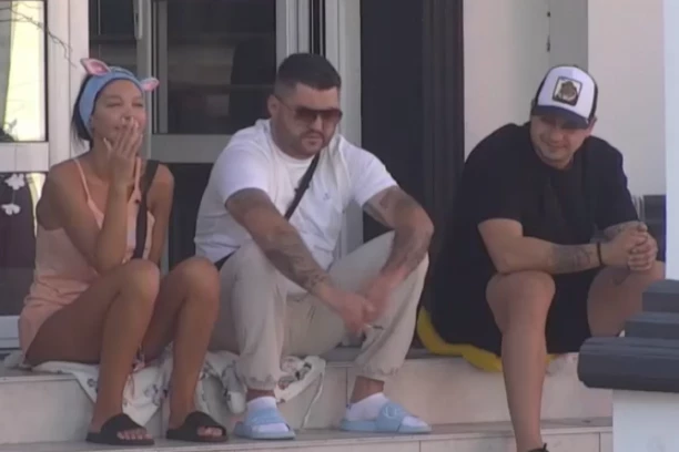 ASMIN PRATI MAJU MARINKOVIĆ U STOPU, OVAJ POTEZ ĆE RAZBESNETI STANIJU! Durdžić totalno obnevideo, više ne razmišlja o devojci!