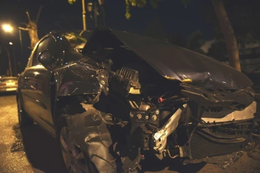 TEŽAK UDES U KRALJEVU! Automobil udario u znak, pa u drvo - VOZAČ TEŠKO POVREĐEN! (FOTO)