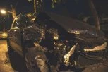 TEŽAK UDES U KRALJEVU! Automobil udario u znak, pa u drvo - VOZAČ TEŠKO POVREĐEN! (FOTO)