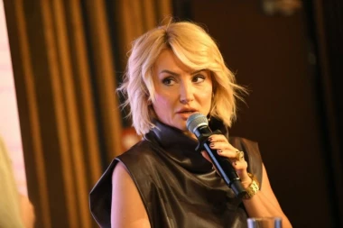 OVO GLEDATE NA SOPSTVENU ODGOVORNOST! Crni halteri i mini-suknja, Goca Tržan nikad zgodnija na koncertu! (VIDEO)