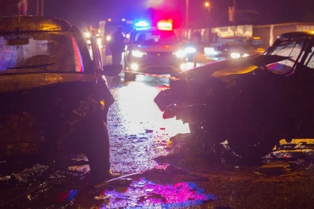 SAOBRAĆAJKA U ZETI! Dva vozila završila na nasipu pored pruge!