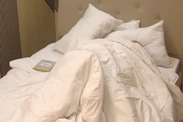 ŠOK-OBRT NA IMANJU! Vreli kadrovi Sare i Ivana ispod jorgana! (VIDEO)