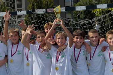 ODRŽAN OSMI PO REDU SAJAM SPORTA NA SAVSKOM VENCU: Osvojenim medaljama i peharima osnovci pokazali kako se malim sportskim korakom postaje veliki šampion