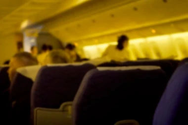 TROVANJE U AVIONIMA! Stjuardesa se srušila usred leta, piloti prijavljuju neurološka oštećenja – a kompanije tvrde da je sve bezbedno!