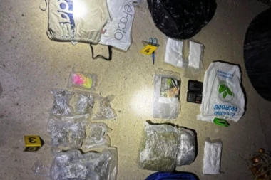 POLICIJA UHAPSILA 15 OSOBA! U stanu pronašli oružje, drogu i veliku količinu novca! (FOTO)