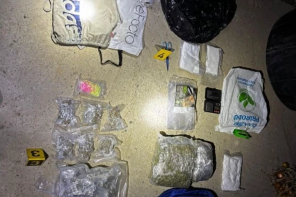 POLICIJA UHAPSILA 15 OSOBA! U stanu pronašli oružje, drogu i veliku količinu novca! (FOTO)