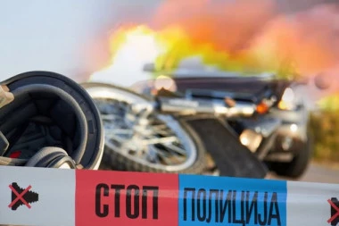 PRVI SNIMCI STRAVIČNE NESREĆE KOD PEĆINACA! Automobil se zapalio nakon sudara sa motociklom! (VIDEO)