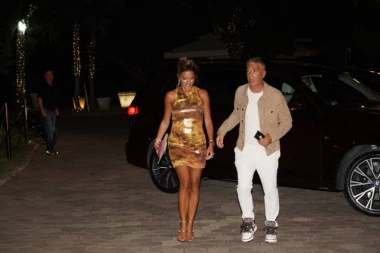 JOVANA I ŽELJKO SE POTPUNO OPUSTILI: Isplivale privatne fotografije, ovakve ih NIKADA niste videli - pevač maše rukom, voditeljka vrcka (FOTO)