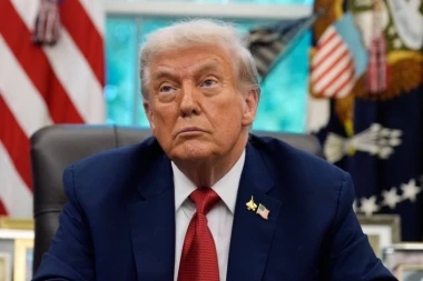 DONALD TRAMP DOBIJA SVOJ DOLAR?! Tu je i natpis, međutim - pojedini Amerikanci NEGODUJU! (FOTO)