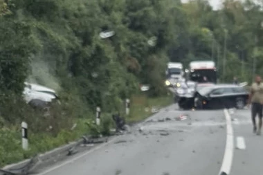 PRVA FOTOGRAFIJA STRAVIČNOG UDESA KOD SEVOJNA! U sudaru tri vozila jedna osoba poginula, druga povređena! (FOTO)