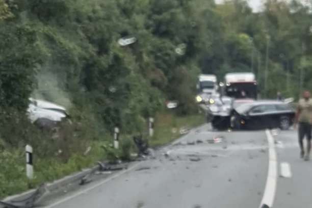 PRVA FOTOGRAFIJA STRAVIČNOG UDESA KOD SEVOJNA! U sudaru tri vozila jedna osoba poginula, druga povređena! (FOTO)