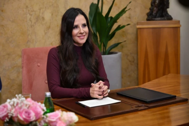 Tamara Vučić iskombinovala boje na koje se retko ko usuđuje, a ovakvu frizuru nikada nije nosila - stil koji je oduševio