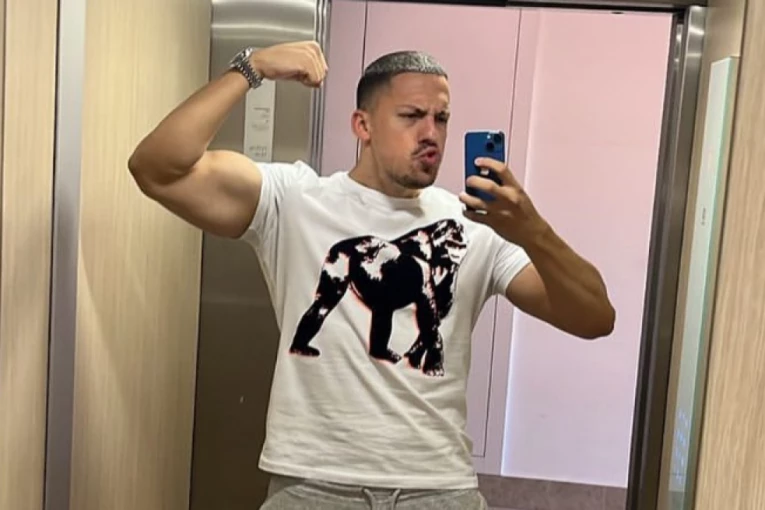 ZMAJ OD ŠIPOVA SPREMAN DA SE OBRAČUNA SA BAKOM PRASETOM: Osvanuo ŠOK-SNIMAK, svi čekaju njegov odgovor! (VIDEO)