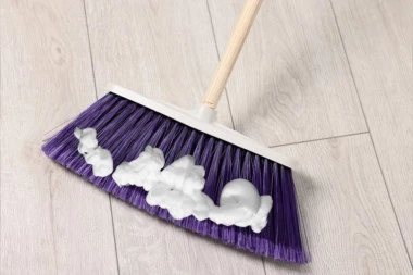 Stavila je penu za brijanje na metlu i rešila jedan OGROMAN problem u kupatilu