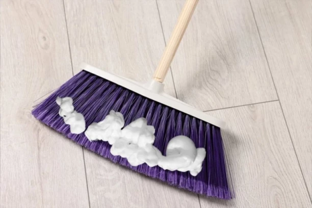 Stavila je penu za brijanje na metlu i rešila jedan OGROMAN problem u kupatilu