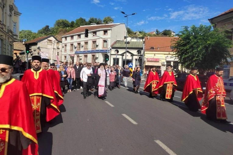 “O KRST SE MNOGI SPOTIČU, A ON JE JEDINI PUTOKAZ KA SPASENJU”: Snažna poruka vladike Alekseja na zavetnoj slavi Zemuna