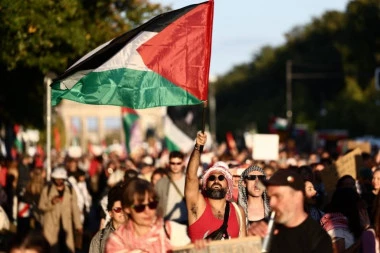 NEMCI USTALI ZA SPAS PALESTINE: Oko 50.000 ljudi u Berlinu zahtevalo kraj rata u Pojasu Gaze (VIDEO)