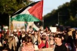 NEMCI USTALI ZA SPAS PALESTINE: Oko 50.000 ljudi u Berlinu zahtevalo kraj rata u Pojasu Gaze (VIDEO)