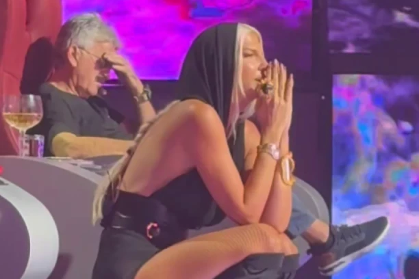 NAGLO PREKINUT PROGRAM U "PINKOVIM ZVEZDAMA": Takmičarka se SRUŠILA na sceni, Karleuša potrčala ka njoj! (VIDEO)