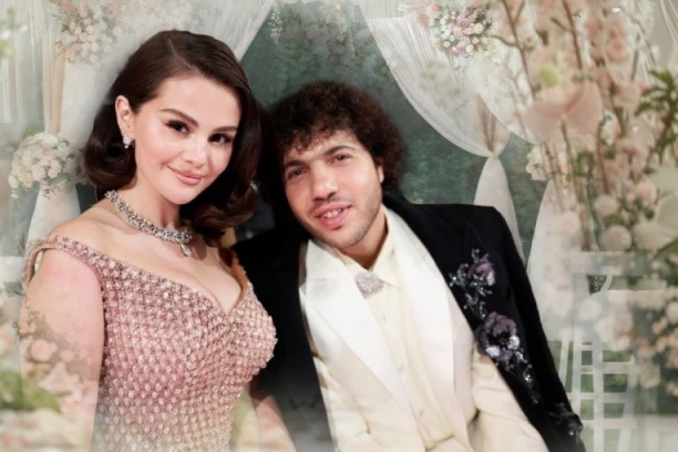 UDALA SE POPULARNA PEVAČICA! Sudbonosno "da" izgovorila na TAJNOJ ceremoniji u venčanici iz RAJA: Cvetni halteri, korset, čipkaste ruže... (FOTO)