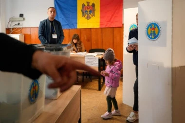 RUSIJA ILI EVROPA? Moldavci rekli svoje na izborima - stigli prvi rezultati (VIDEO)