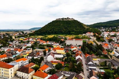 NA NEKOLIKO SATI OD BEOGRADA NALAZI SE PREDIVAN BISER NA DUNAVU KOJI TURISTI OBOŽAVAJU! Ovaj gradić je idealan za jesenje putovanje