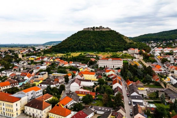 NA NEKOLIKO SATI OD BEOGRADA NALAZI SE PREDIVAN BISER NA DUNAVU KOJI TURISTI OBOŽAVAJU! Ovaj gradić je idealan za jesenje putovanje