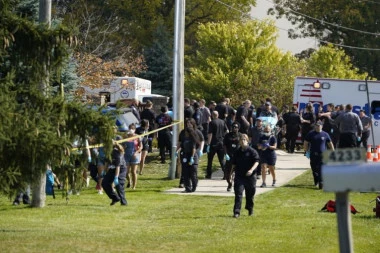 ULETEO AUTOMOBILOM U SINAGOGU, PA POČEO DA PUCA! Napadač likvidiran, opšti haos u gradu (VIDEO)