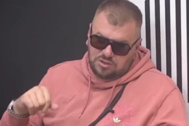 EKSPLICITNI KADROVI U "ELITI": Janjuš zaboravio na kamere, seva GOLOTINJA na sve strane - ovo gledate na sopstvenu odgovornost! (VIDEO)