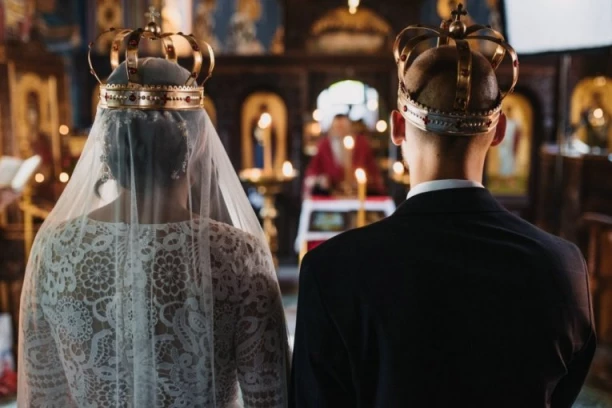 ŠTA SE OBAVEZNO MORA URADITI U KUĆI MLADOŽENJE PRE VENČANJA: Ovaj crkveni običaj malo ko i zna, a kamoli praktikuje!