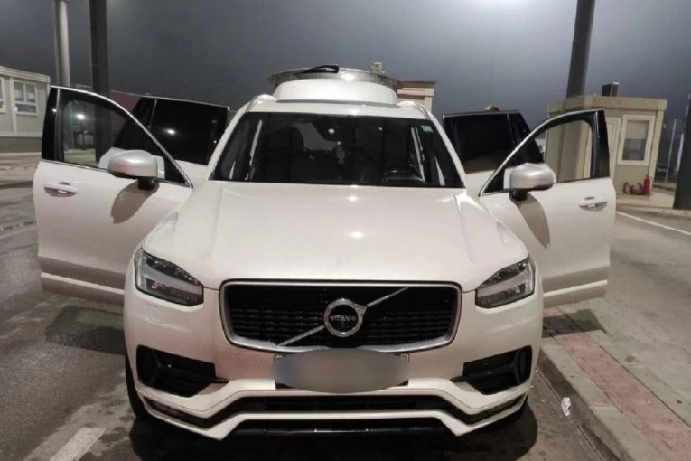 GRANIČNA POLICIJA ODVOJILA SUMNJIVI AUTOMOBIL SA STRANE! Kada su pomerili zadnje sedište, OSTALI U ŠOKU - POKUŠAO DA PREVEZE VELIKU KOLIČINU DROGE! (FOTO)