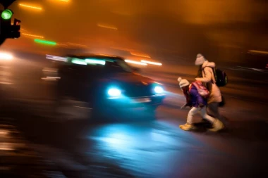 DEVOJČICA (7) OBORENA NA PEŠAČKOM PRELAZU U BEOGRADU! Hitno prevezena u Tiršovu ulicu!