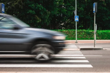 AUTOMOBIL POKOSIO MAJKU I BEBU U KOLICIMA NA PEŠAČKOM PRELAZU! Žena i dete odleteli nekoliko metara! (UZNEMIRUJUĆI SNIMAK)