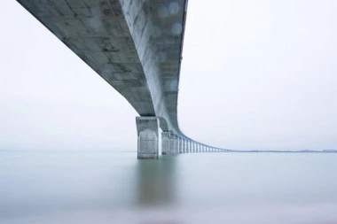 TEK IZGRAĐEN, A VEĆ U PRAHU: Objavljen dramatičan snimak urušavanja mosta u Kini - nacija u šoku! (VIDEO)