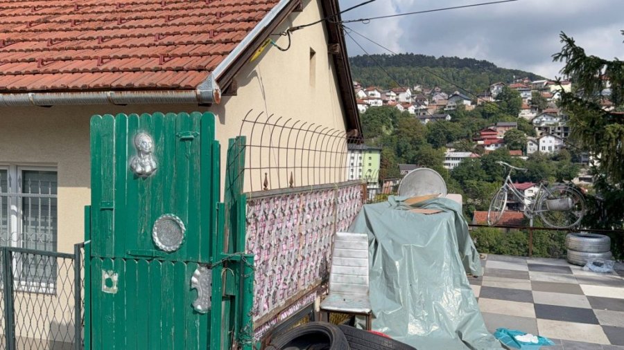 RAZBIJENI PROZORI, OŠTEĆENE PLOČICE I BUBE: Porodični dom Ahmića izašao pravo iz HOROR FILMA - ovo će vas naježiti!