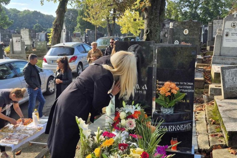 Jovana Tipšin na grobu Tome Zdravkovića