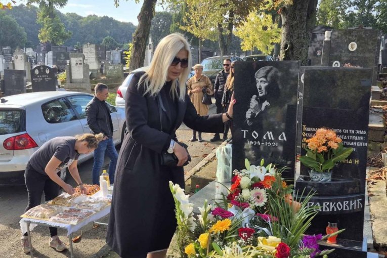 Jovana Tipšin na grobu Tome Zdravkovića