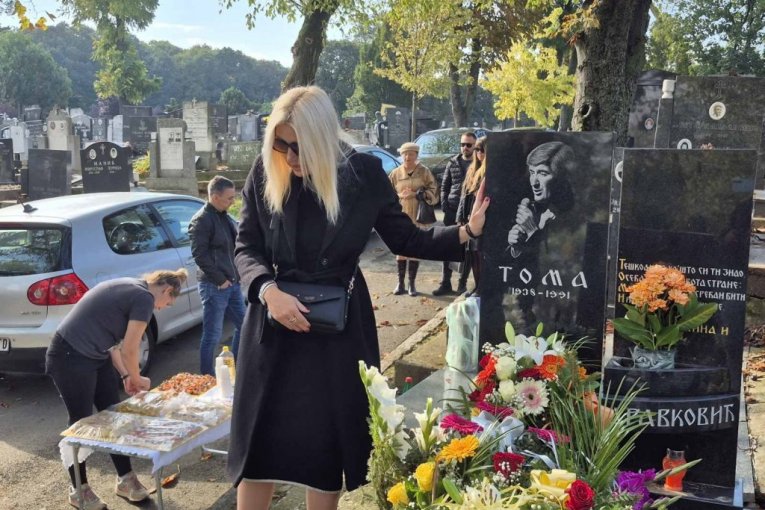 Jovana Tipšin na grobu Tome Zdravkovića