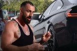 UNIŠTEN ĐEKSONOV AUTOMOBIL! Pojavile se prve fotke HAOSA ispred njegove zgrade, reper se hitno oglasio! (FOTO)