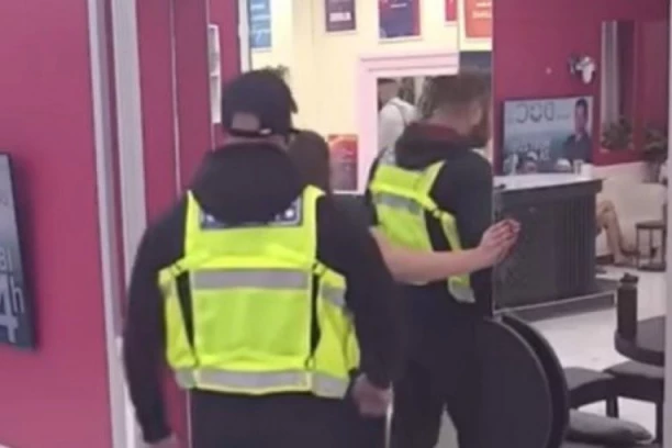 OBEZBEĐENJE OPKOLILO ŠIMANOVCE, PROGRAM ODMAH OBUSTAVLJEN! Nakon POLJUPCA Maje i Asmina izbio haos - SKANDALOZNI POTEZ! (GALERIJA)