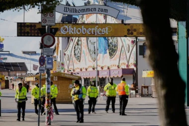 ANTIFA ZATVORILA OKTOBERFEST? Policija pretražuje prostor slavnog festivala, pretnja bombom uplašila hiljade turista