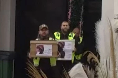 OTVORILA SE KAPIJA RIJALITIJA, OBEZBEĐENJE UNELO SPECIJALNU POŠILJKU! Danas je veliki dan, imaju POSEBAN POVOD za slavlje! (GALERIJA)